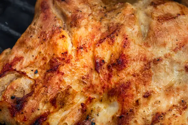 Barbekü ızgarasında ev yapımı tavuk bifteğinin detaylarını kapat. Barbekü, ızgara ve yemek konsepti.