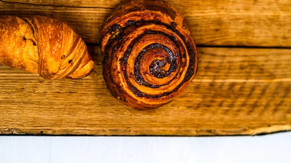 Barevné Koblihy Dřevěném Stole Sladká Cukrová Poleva Glazovanými Postřikovači Kobliha — Stock fotografie