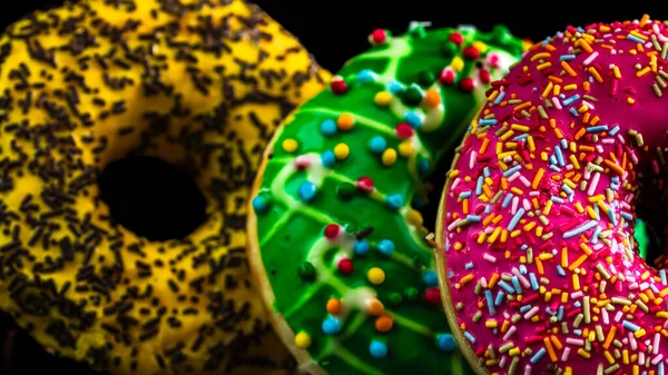 Засклені Пончики Зморшками Ізольовані Крупним Планом Барвисті Пончики — стокове фото
