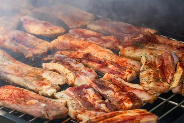 Geassorteerde Heerlijke Lekkere Gegrild Vlees Met Groenten Wordt Gekookt Houtskool — Stockfoto