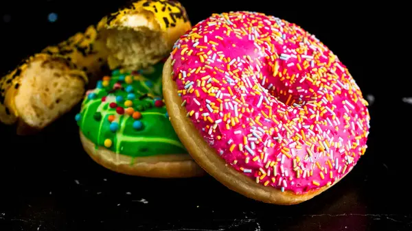 Picada Donut Vidro Amarelo Com Polvilhas Isoladas Close Donuts Coloridos — Fotografia de Stock