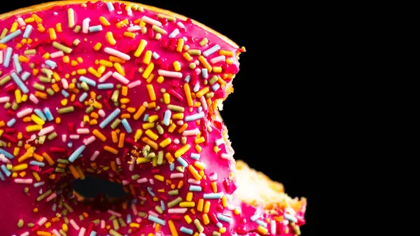 Pembe Jöleli Donut Serpiştirilmiş Serpiştirilmiş Renkli Çörekleri Kapat — Stok fotoğraf