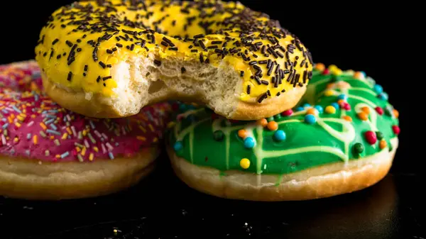 Donuts Vitrificados Com Polvilhas Isoladas Close Donuts Coloridos — Fotografia de Stock