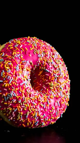 Рожевий Глазурований Пончик Зморшками Ізольований Крупним Планом Барвистий Пончик — стокове фото