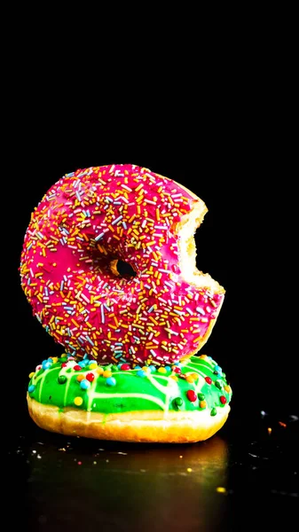 Mordido Donut Vidro Rosa Com Polvilhas Isoladas Close Donuts Coloridos — Fotografia de Stock