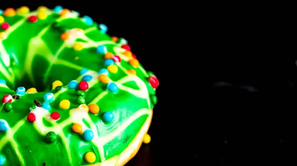 Yeşil Jöleli Donut Serpiştirilmiş Renkli Çörekleri Kapat — Stok fotoğraf