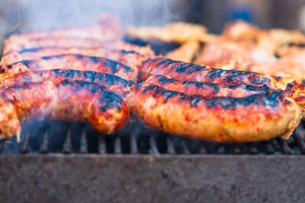 Izgara sosis ve ızgarada domuz pirzolası. Bahçede mangal partisi.