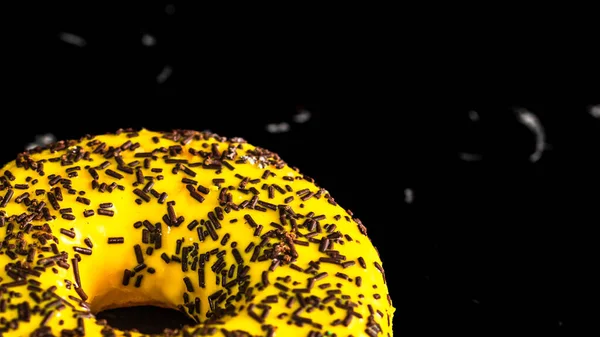 Geel Geglazuurde Donut Met Hagelslag Geïsoleerd Close Van Kleurrijke Donut — Stockfoto