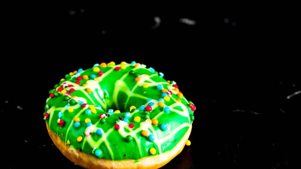 Rosquilla Acristalada Verde Con Aspersiones Aisladas Primer Plano Donut Colorido —  Fotos de Stock