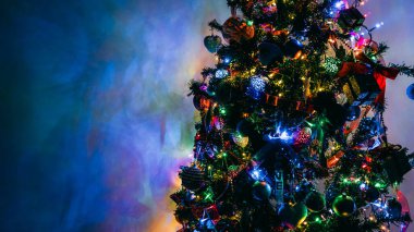 Noel süsleri. Renkli Noel ışıkları arka planı