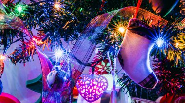 Noel süsleri. Renkli Noel ışıkları arka planı
