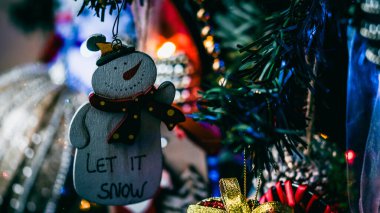 Noel süsleri. Renkli Noel ışıkları arka planı