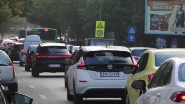 Romanya 'nın Bükreş kentinde araba trafiği, araba kirliliği ve trafik sıkışıklığı