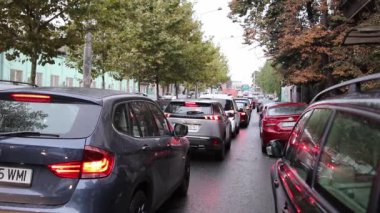 Romanya 'nın Bükreş kentinde araba trafiği, araba kirliliği ve trafik sıkışıklığı