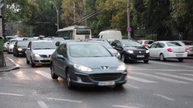 Romanya 'nın Bükreş kentinde araba trafiği, araba kirliliği ve trafik sıkışıklığı