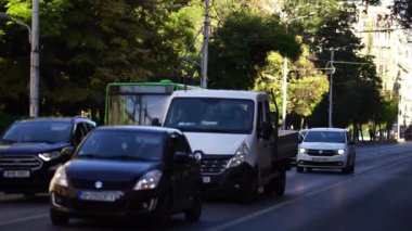 Romanya 'nın Bükreş kentinde araba trafiği, araba kirliliği ve trafik sıkışıklığı