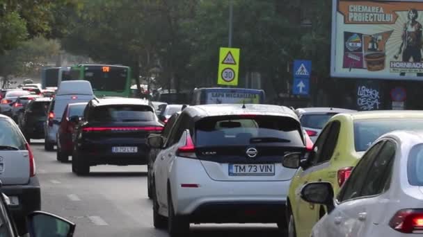 罗马尼亚布加勒斯特的汽车交通 汽车污染 交通堵塞 — 图库视频影像