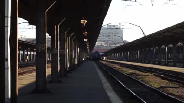 在罗马尼亚布加勒斯特北部火车站 Gara Nord Bucharest 运行的列车或在火车站站台上的列车 — 图库视频影像