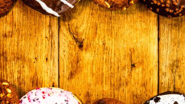 Çerçeve çikolatalı kurabiyeler, bisküviler ve renkli çörekler..