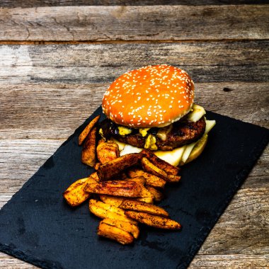 Lezzetli ev yapımı çizburger. Turşulu çizburger, domates, soğan, erimiş peynir.