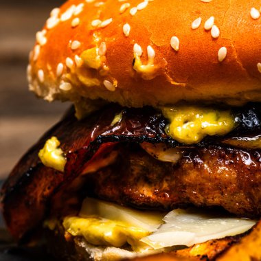 Lezzetli ev yapımı çizburger. Turşulu çizburger, domates, soğan, erimiş peynir.