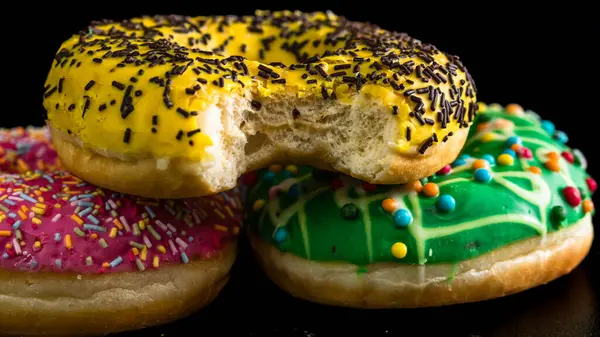 Gebeten Geglazuurde Donut Met Hagelslag Geïsoleerd Close Van Kleurrijke Donuts — Stockfoto