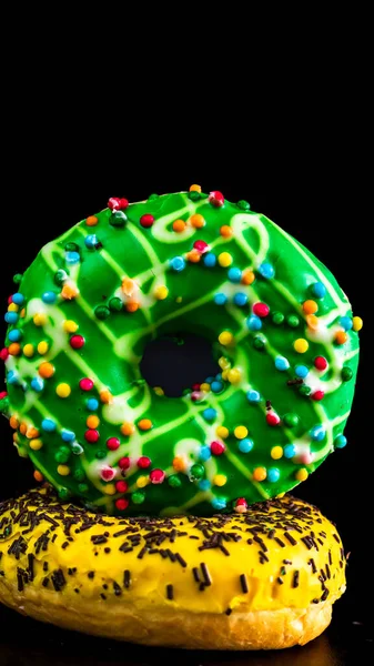 Geglazuurde Donuts Met Hagelslag Geïsoleerd Close Van Kleurrijke Donuts — Stockfoto