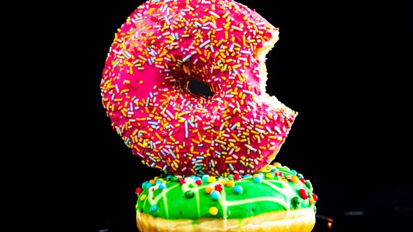 Bitten Ροζ Τζάμια Ντόνατ Ψεκάζει Απομονωμένο Κοντινό Πλάνο Πολύχρωμων Ντόνατς — Φωτογραφία Αρχείου