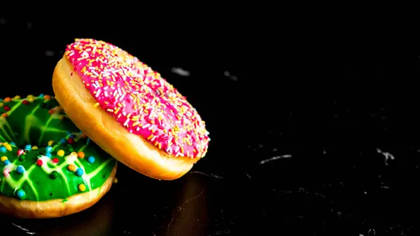 Засклені Пончики Зморшками Ізольовані Крупним Планом Барвисті Пончики — стокове фото