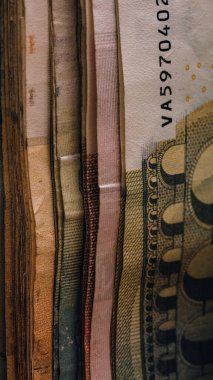 Yüksek bahisli kumarhane oyunları için bir yığın poker fişi.