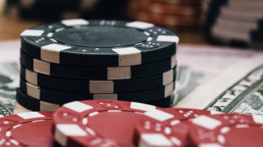 Yüksek bahisli kumarhane oyunları için bir yığın poker fişi.