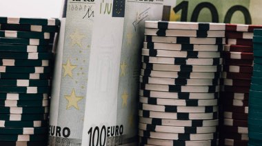 Yüksek bahisli kumarhane oyunları için bir yığın poker fişi.
