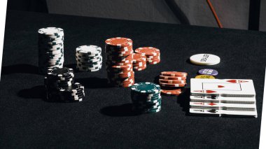 Yüksek bahisli kumarhane oyunları için bir yığın poker fişi.