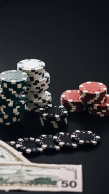 Yüksek bahisli kumarhane oyunları için bir yığın poker fişi.