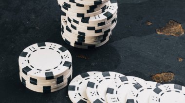 Yüksek bahisli kumarhane oyunları için bir yığın poker fişi.