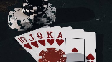Yüksek bahisli kumarhane oyunları için bir yığın poker fişi.