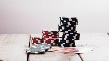 Yüksek bahisli kumarhane oyunları için bir yığın poker fişi.