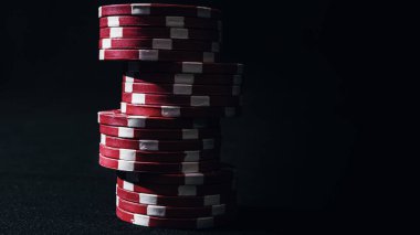Yüksek bahisli kumarhane oyunları için bir yığın poker fişi.