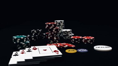Yüksek bahisli kumarhane oyunları için bir yığın poker fişi.