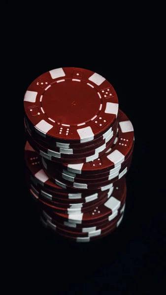 高ステークスカジノゲームのためのポーカーチップのスタック — ストック写真
