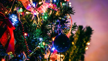 Noel süsleri. Renkli Noel ışıkları arka planı