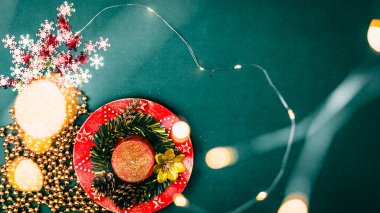Noel süsleri. Renkli Noel ışıkları arka planı