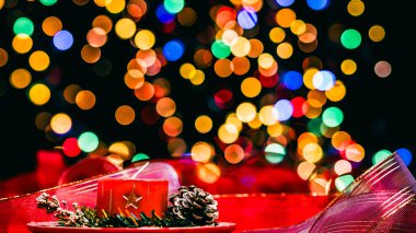 Noel süsleri. Renkli Noel ışıkları arka planı