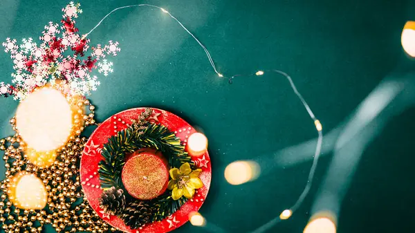 Noel süsleri. Renkli Noel ışıkları arka planı