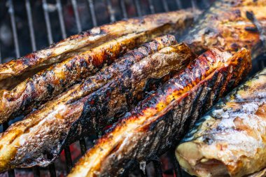Kömür ızgarasında ızgara balık. Taze balık barbeküsü.