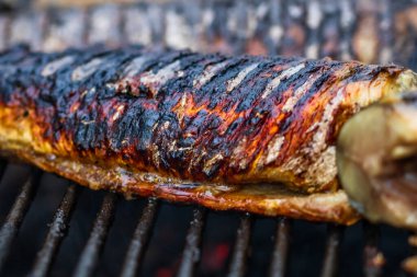 Kömür ızgarasında ızgara balık. Taze balık barbeküsü.