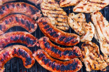 Izgara sosis ve ızgarada domuz pirzolası. Bahçede mangal partisi.