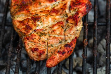 Izgarada ızgara domuz bifteği yakın..