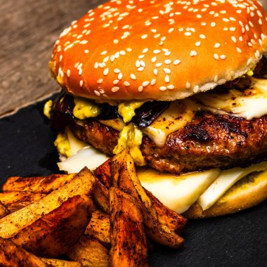 Lezzetli ev yapımı çizburger. Turşulu çizburger, domates, soğan, erimiş peynir.