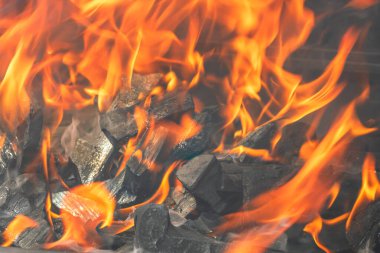 Işıl ışıl yanan ızgara ocağı. Kırmızı alevler, kömür kömürleri ve közlerle birlikte.